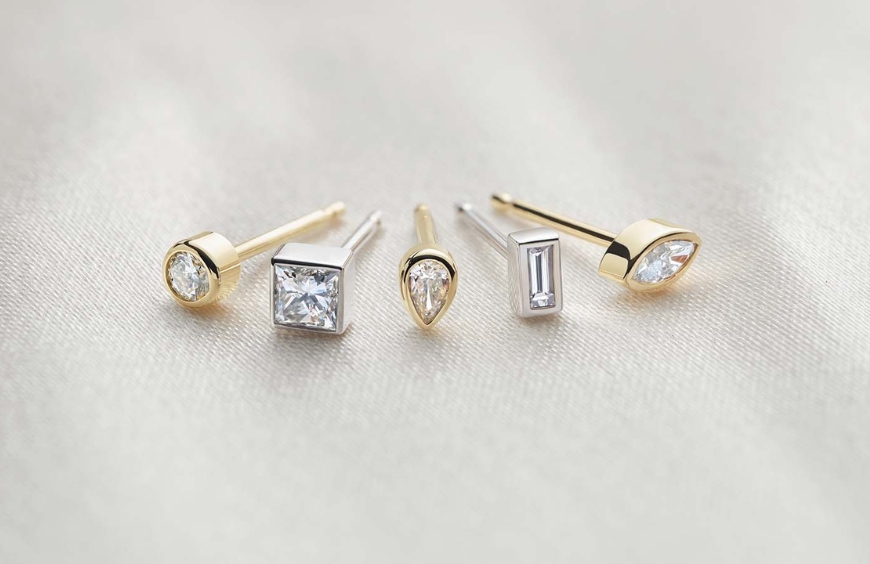 hermosos pendientes de diamantes con engaste chaton. Diferentes formas de cortes de diamantes con borde de oro